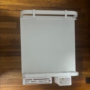 White dish holder